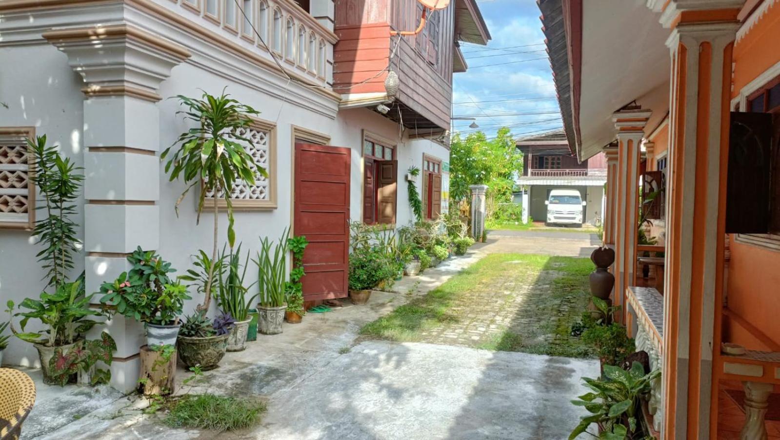 Khamphouy Guesthouse Champassak Exterior foto